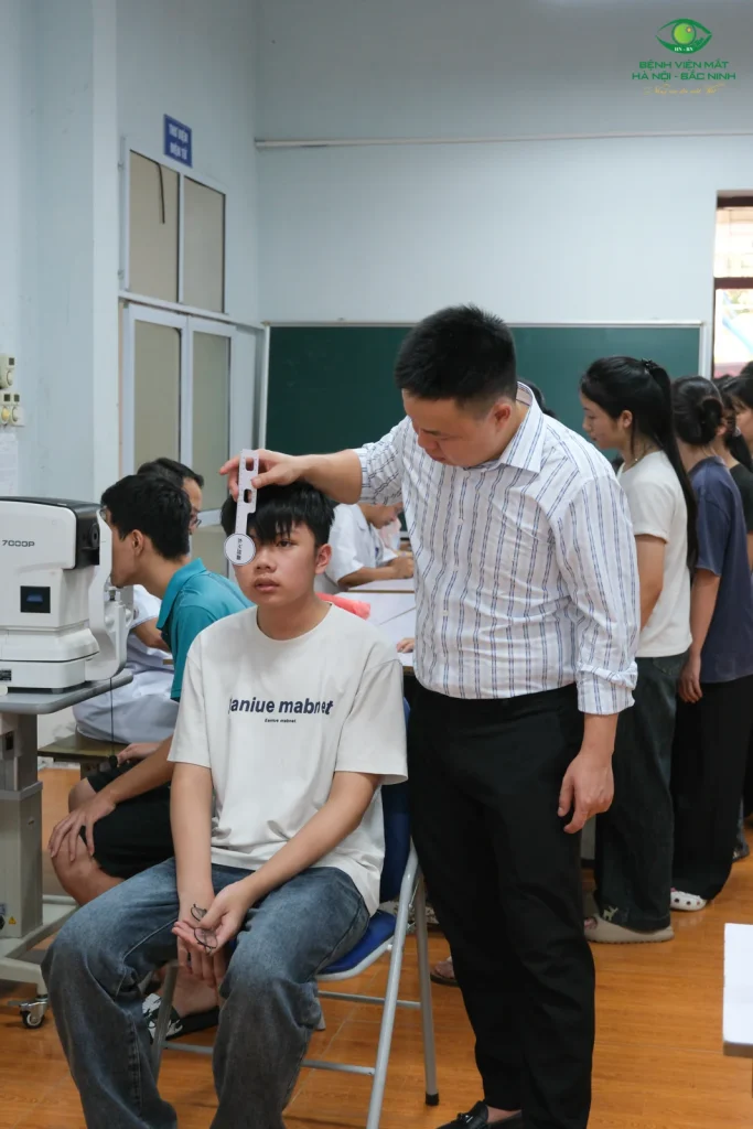 Học sinh được hỗ trợ che một mắt để kiểm tra thị lực tại trường DTNT.