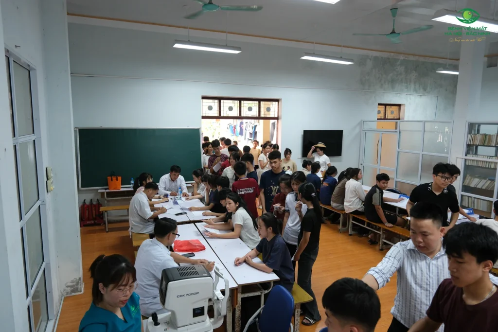 Toàn cảnh học sinh và đội ngũ kiểm tra tại khu vực khám mắt Trường DTNT Bắc Ninh.