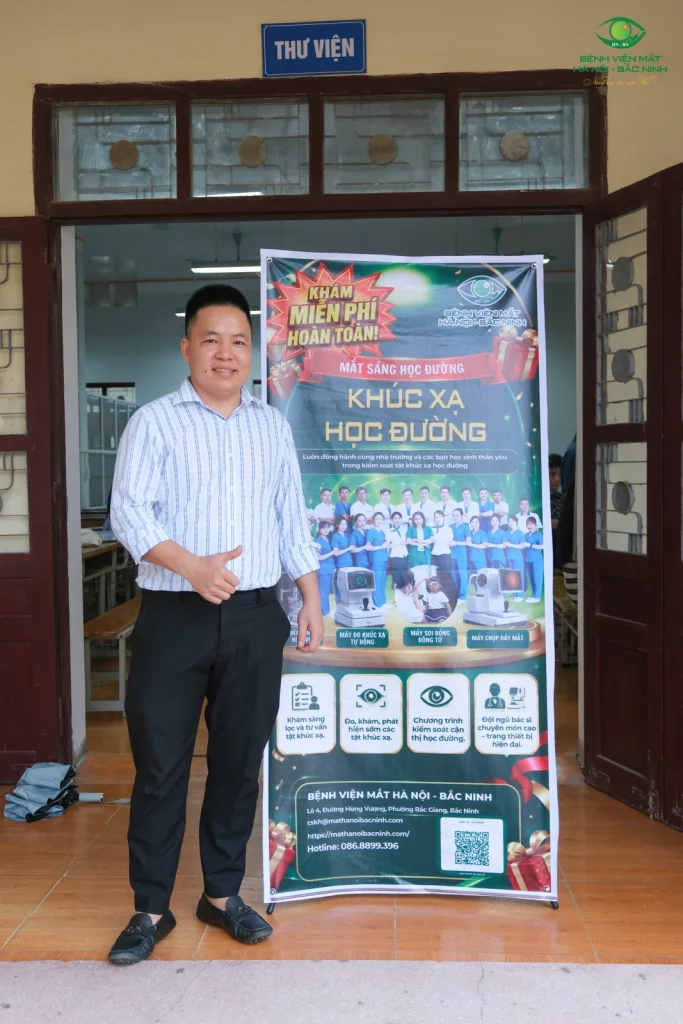 Khu vực thư viện trường với bảng thông tin Mắt sáng học đường của bệnh viện.