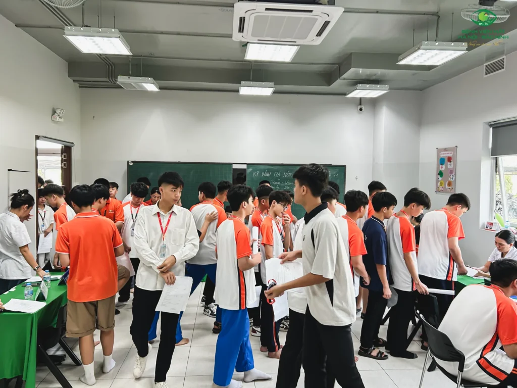 Học sinh FPT Bắc Giang cầm phiếu tại khu vực tiếp nhận trong phòng học.