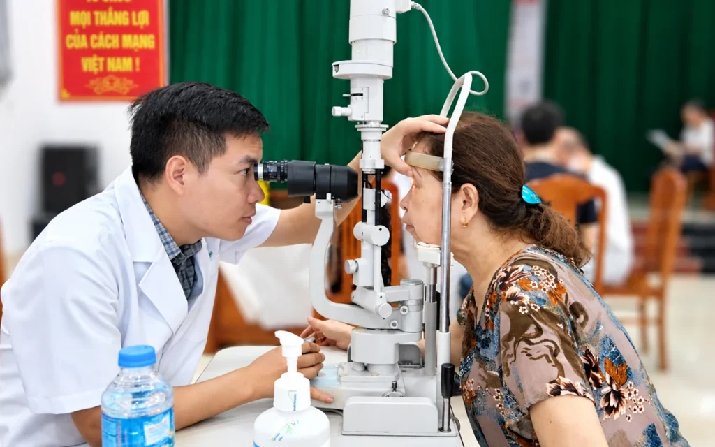 Điều trị bệnh lý mắt người cao tuổi