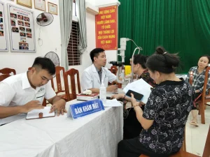 Đội ngũ Bệnh viện Mắt Hà Nội – Bắc Ninh tham gia khám mắt cho người dân tại điểm sinh hoạt cộng đồng.