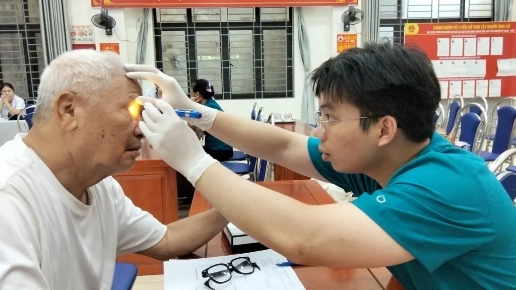 Nhân viên y tế kiểm tra mắt trực tiếp cho người cao tuổi trong chương trình.