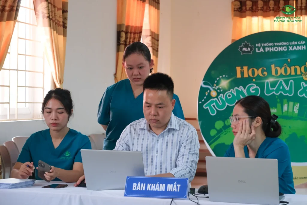 Đội ngũ Bệnh viện Mắt Hà Nội – Bắc Ninh phối hợp triển khai hoạt động khám mắt tại Trường Lá Phong Xanh.