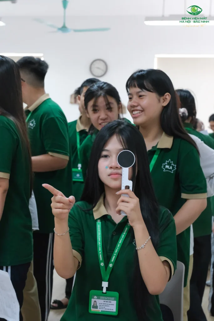 Học sinh Trường Lá Phong Xanh thực hiện kiểm tra thị lực từng mắt.
