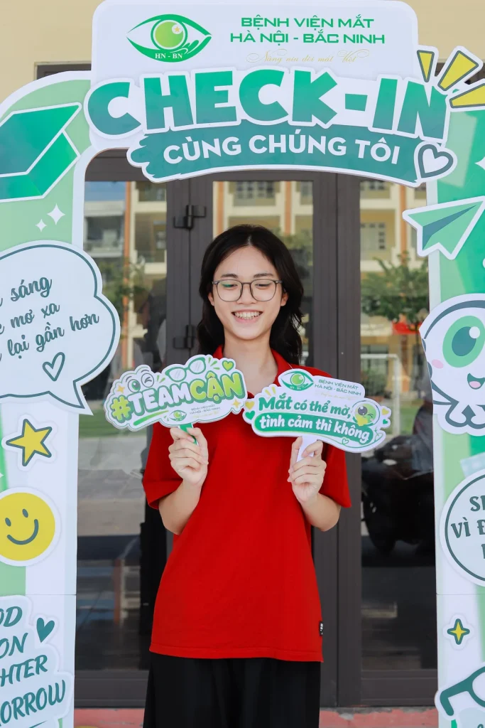 Học sinh tham gia chụp ảnh tại khu vực truyền thông của Bệnh viện Mắt Hà Nội – Bắc Ninh.