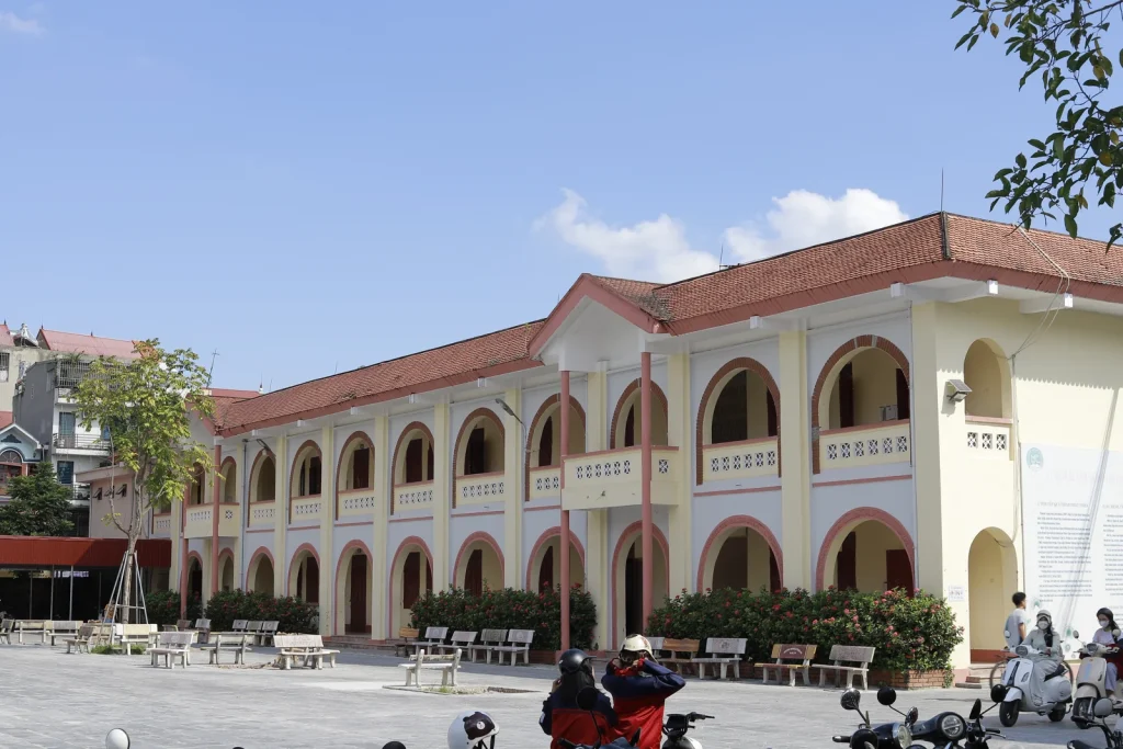 Khuôn viên Trường THPT Ngô Sĩ Liên, nơi diễn ra hoạt động chăm sóc sức khỏe mắt học đường.