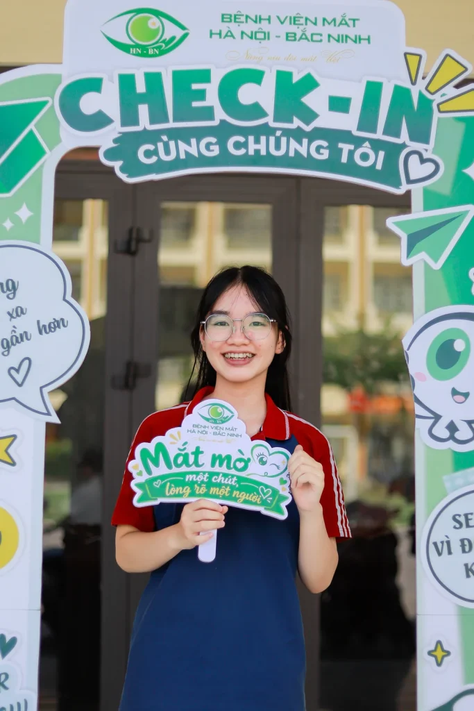 Khoảnh khắc học sinh tại khu vực check-in với thông điệp gần gũi về đôi mắt.