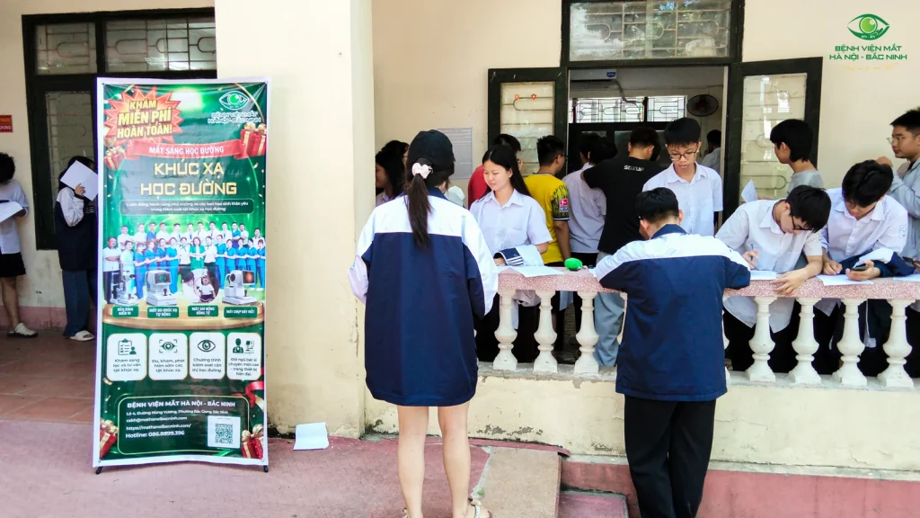 Học sinh mang phiếu tham gia chương trình khám mắt học đường tại THPT Thái Thuận.
