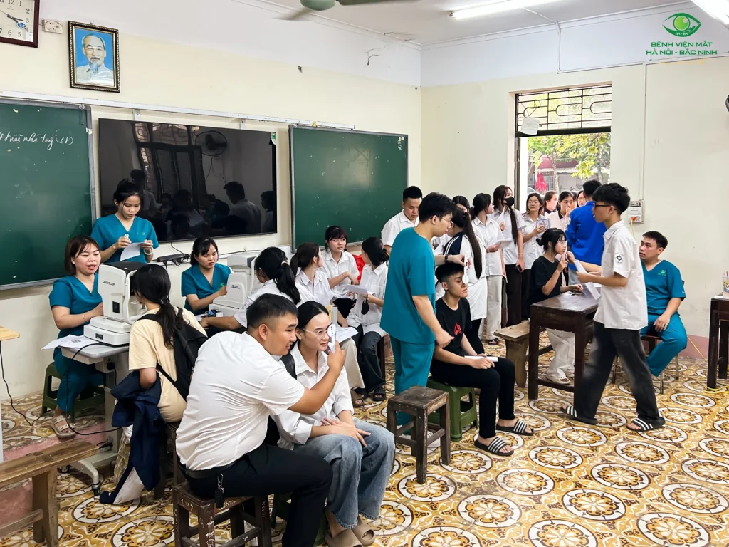 Toàn cảnh khu vực kiểm tra thị lực và đo khúc xạ tại Trường THPT Thái Thuận.